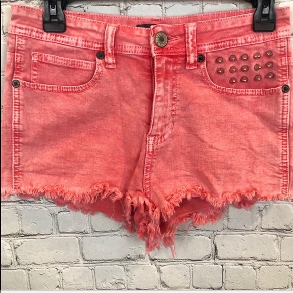 KENDELL & KYLIE / pink high rise spike shorts - Picture 5 of 8